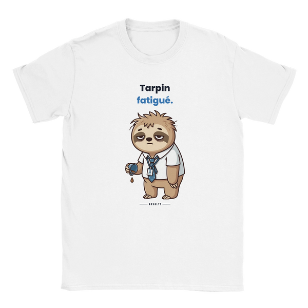 T-shirt blanc NOVALYT avec Molo le paresseux, « Tarpin fatigué. » – vue de face