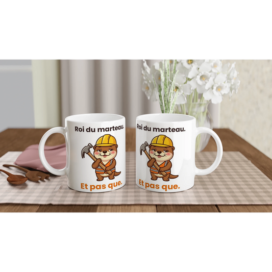 Tasse « Roi du marteau. Et pas que. » – Jojo la loutre (regard romantique) – mise en situation