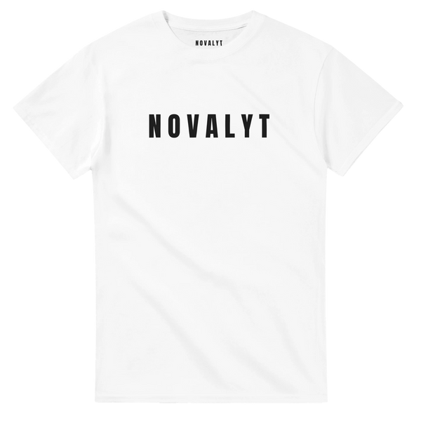 T-shirt blanc NOVALYT L'Original, grand logo noir sur la poitrine – vue de face