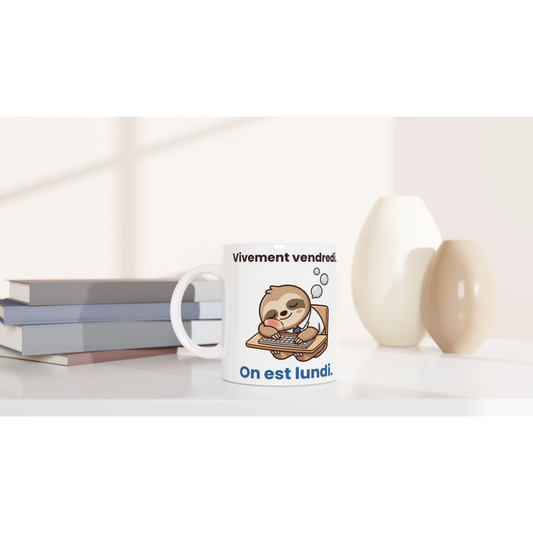 Tasse « Vivement vendredi. On est lundi. » – Molo le paresseux – mise en situation