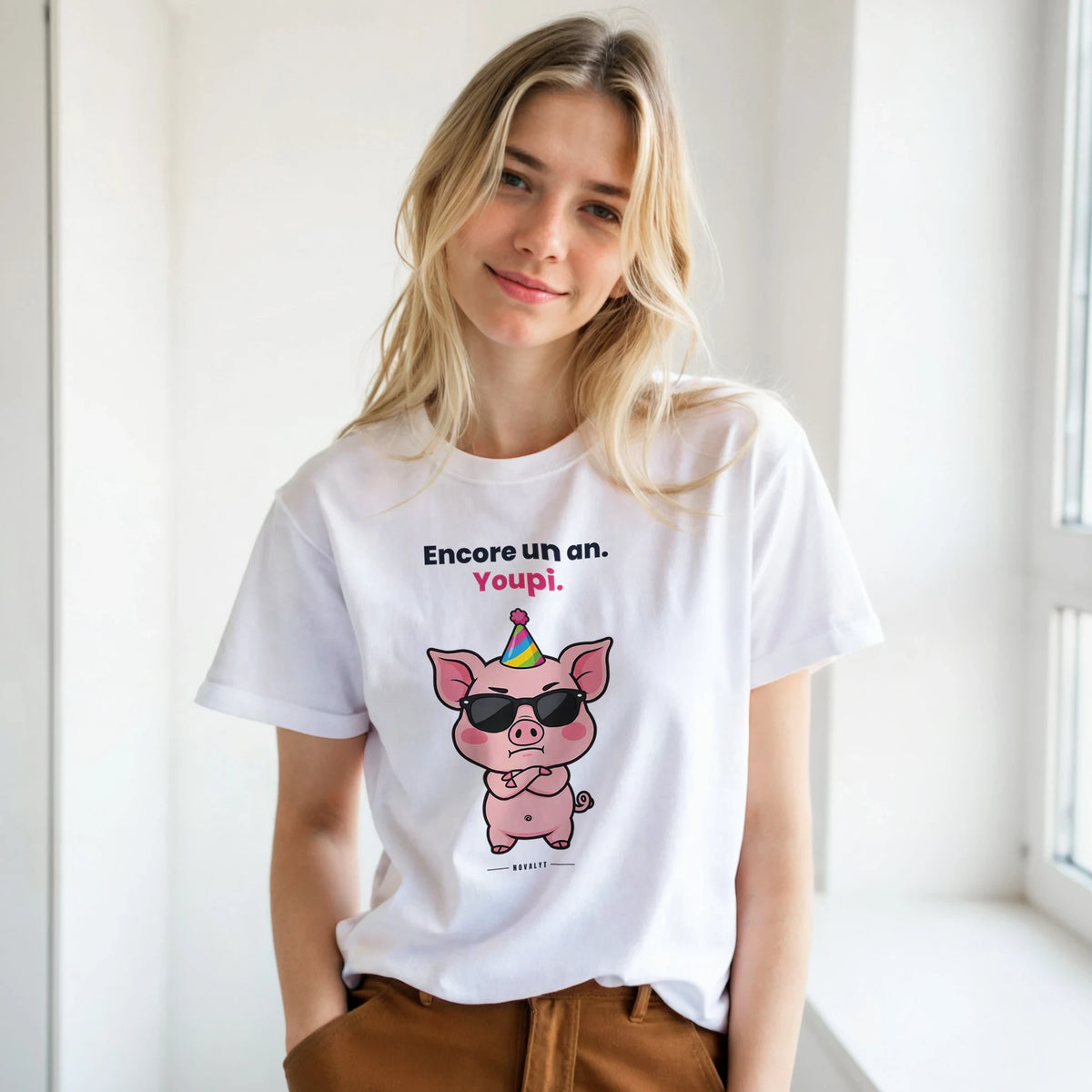 T-shirt NOVALYT avec Jason le cochon, « Encore un an. Youpi. » – vue 3