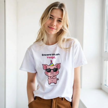 T-shirt NOVALYT avec Jason le cochon, « Encore un an. Youpi. » – vue 3