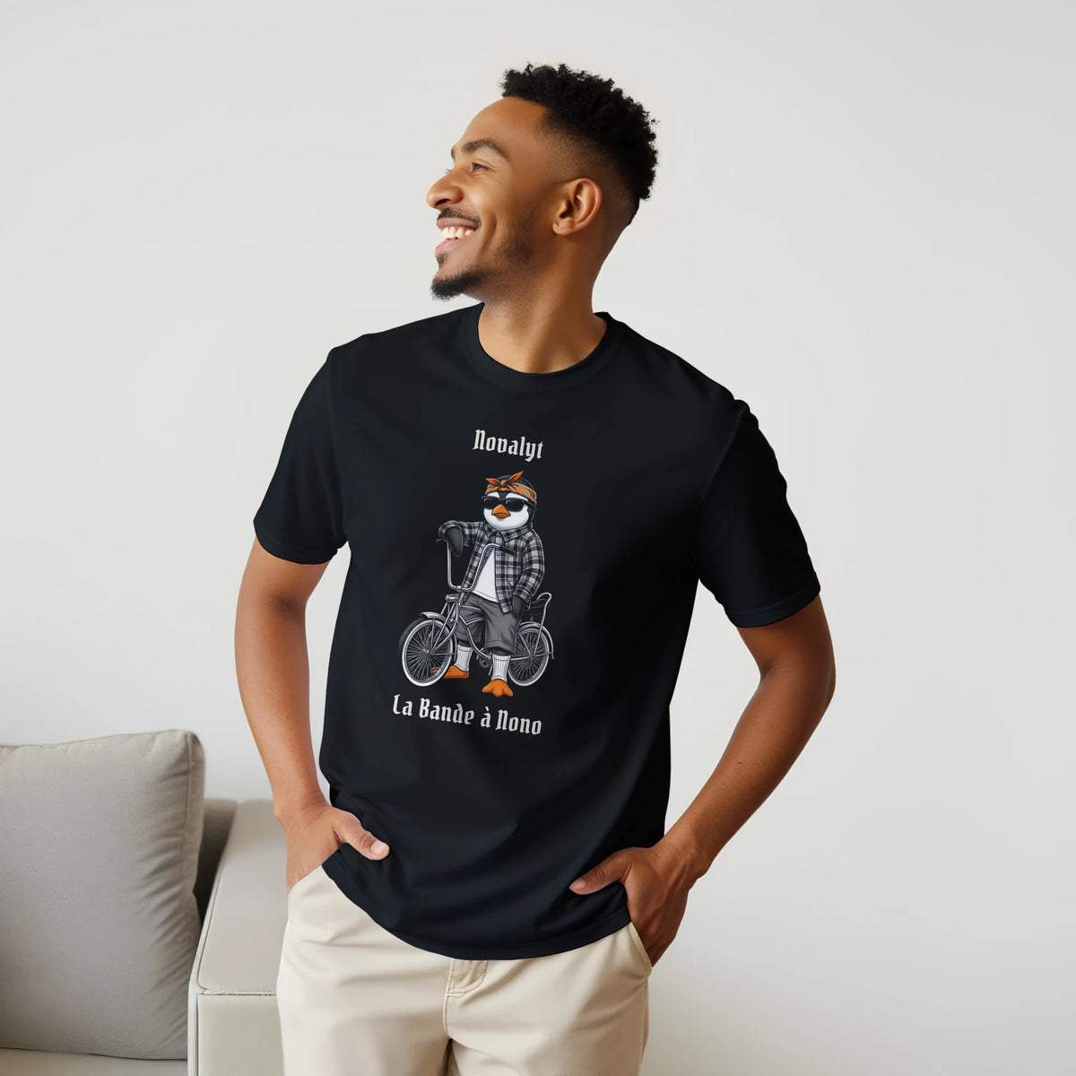 T-shirt noir NOVALYT avec Nono le pingouin en vélo lowrider – vue 2