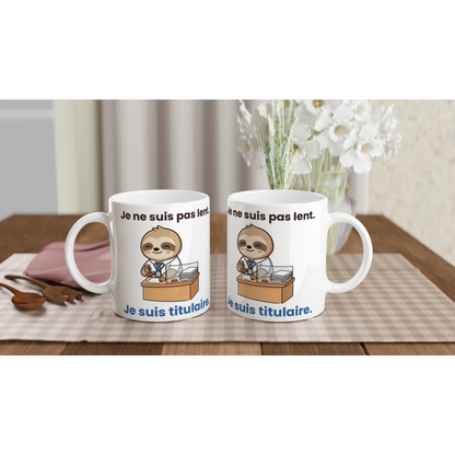 Tasse « Je ne suis pas lent. Je suis titulaire. » – Molo le paresseux – mise en situation