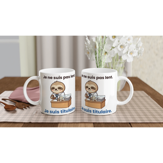 Tasse « Je ne suis pas lent. Je suis titulaire. » – Molo le paresseux – mise en situation
