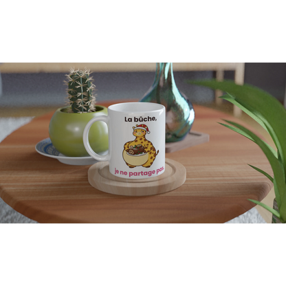 Tasse « La bûche, je ne partage pas » – Gigi la girafe – mise en situation