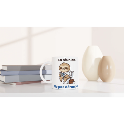 Tasse « En réunion. Ne pas déranger. » – Molo le paresseux – céramique 330 ml