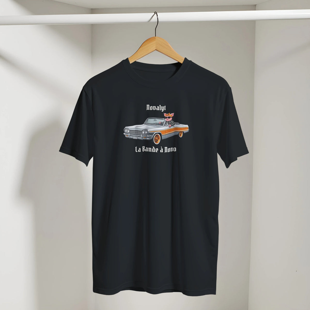 T-shirt noir NOVALYT avec Jason le cochon en voiture lowrider – vue 3
