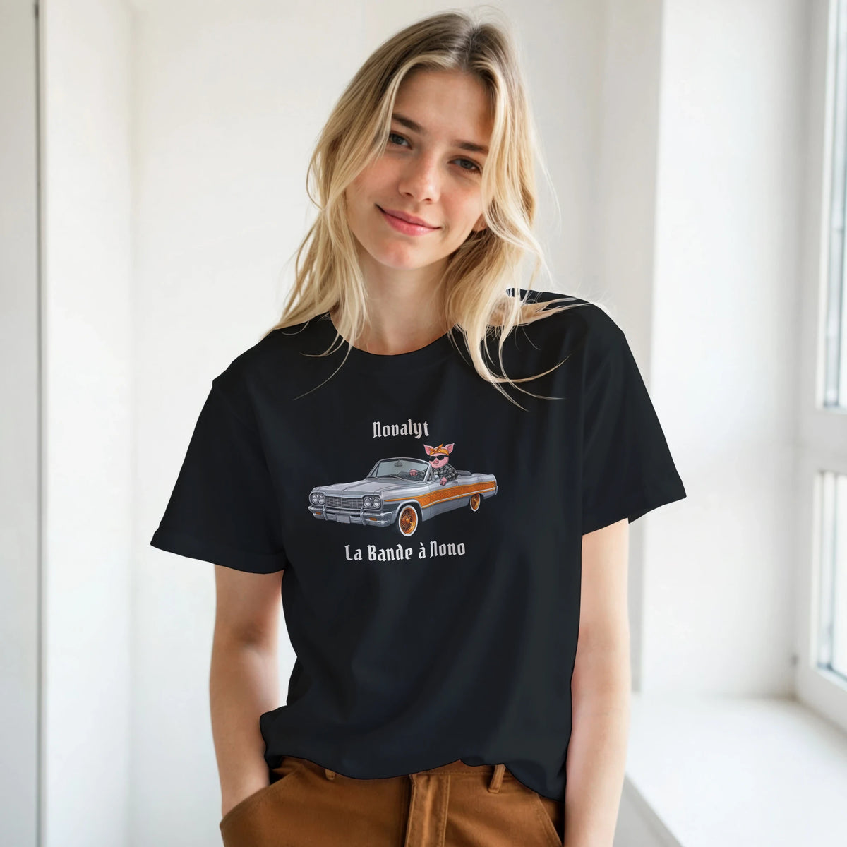 T-shirt noir NOVALYT avec Jason le cochon en voiture lowrider – vue 4