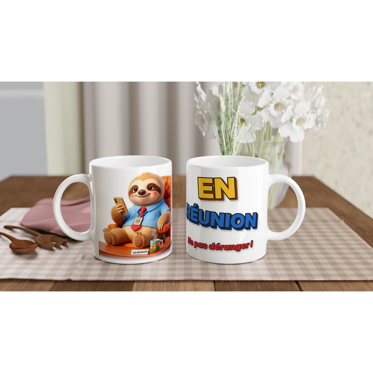 Tasse humour bureau « En réunion » – Molo le paresseux, édition 3D – les deux côtés : dessin et texte