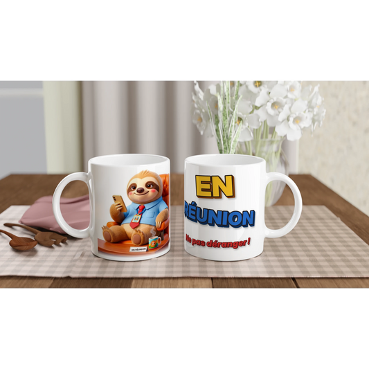 Tasse humour bureau « En réunion » – Molo le paresseux, édition 3D – les deux côtés : dessin et texte