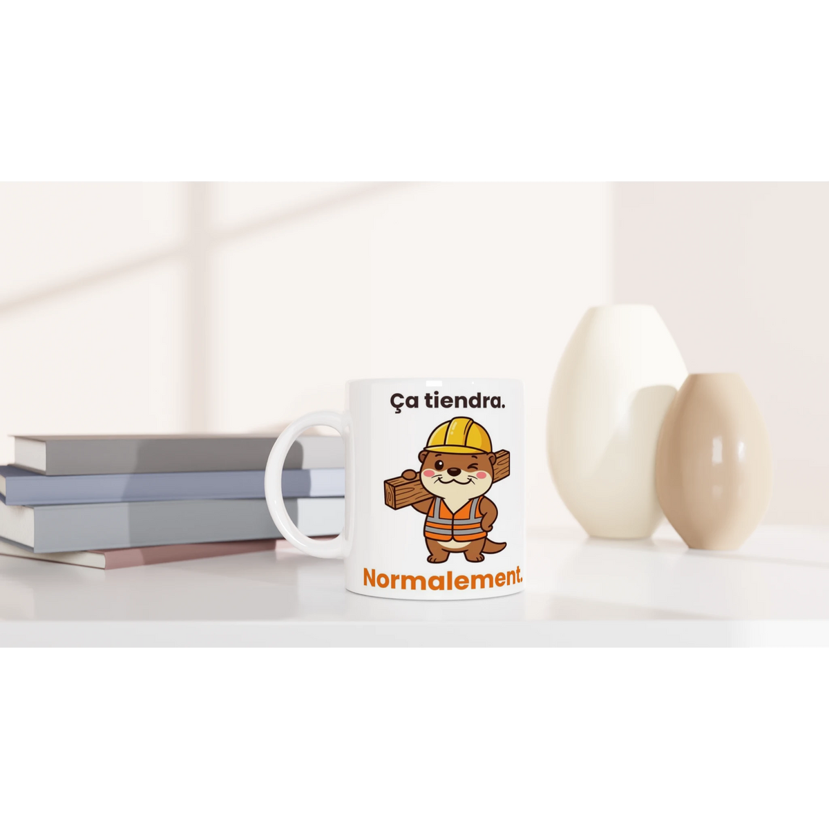 Tasse « Ça tiendra. Normalement. » – Jojo la loutre – mise en situation