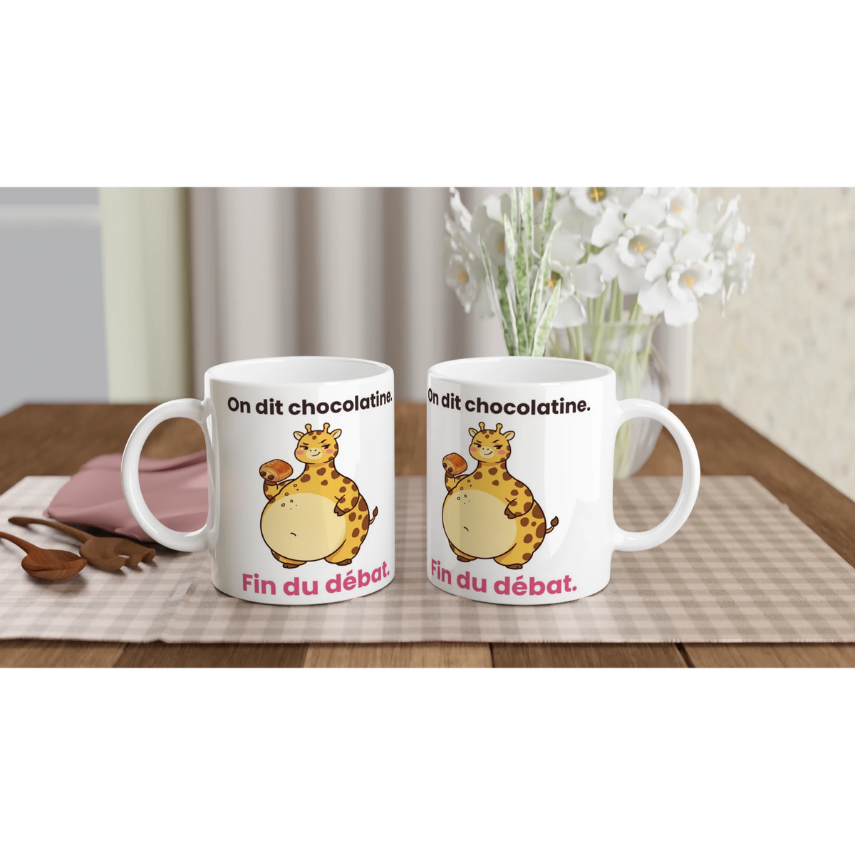 Tasse « On dit chocolatine » – Gigi la girafe – mise en situation