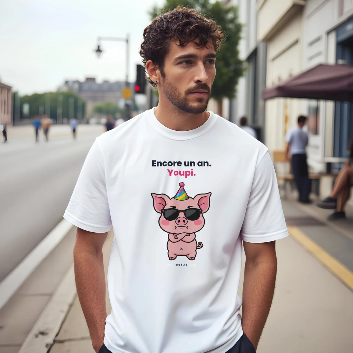 T-shirt NOVALYT avec Jason le cochon, « Encore un an. Youpi. » – vue 6
