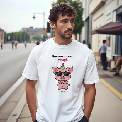 T-shirt NOVALYT avec Jason le cochon, « Encore un an. Youpi. » – vue 6