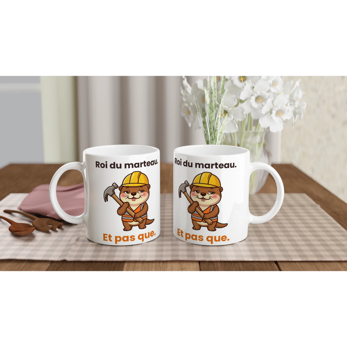 Tasse « Roi du marteau. Et pas que. » – Jojo la loutre (regard romantique) – mise en situation