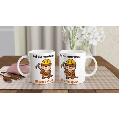 Tasse « Roi du marteau. Et pas que. » – Jojo la loutre (regard romantique) – mise en situation