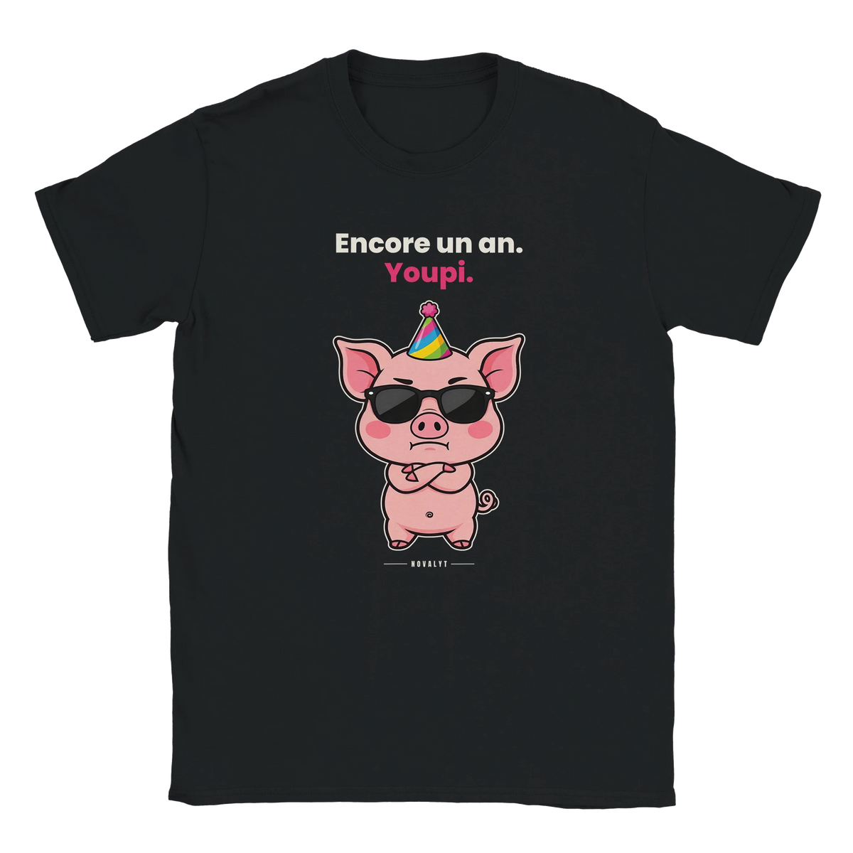 T-shirt noir NOVALYT avec Jason le cochon, « Encore un an. Youpi. » – vue de face