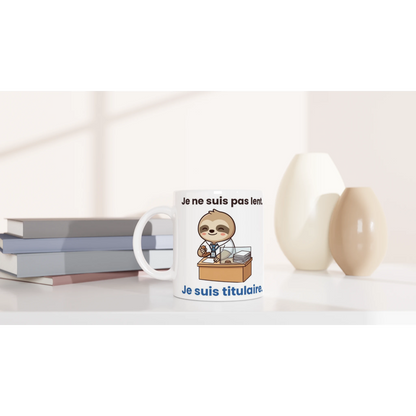 Tasse « Je ne suis pas lent. Je suis titulaire. » – Molo le paresseux – céramique 330 ml