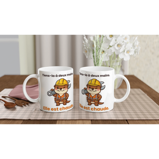 Tasse « Tiens-la à deux mains. Elle est chaude. » – Jojo la loutre – mise en situation