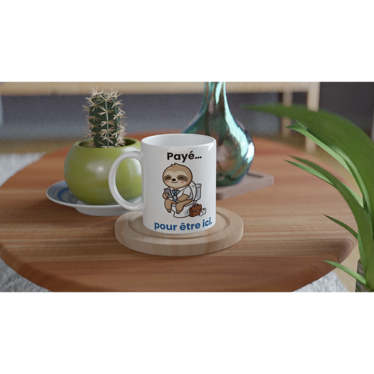 Tasse « Payé pour être ici » – Molo le paresseux – mise en situation