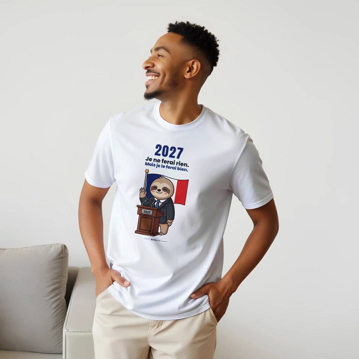 T-shirt blanc NOVALYT Molo 2027, « Je ne ferai rien. Mais je le ferai bien. » – vue 2