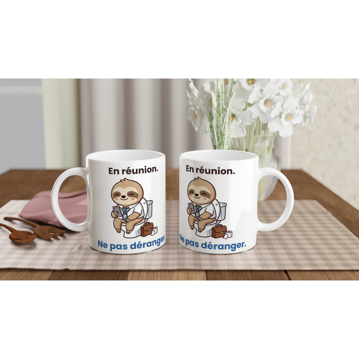 Tasse « En réunion. Ne pas déranger. » – Molo le paresseux – idée cadeau