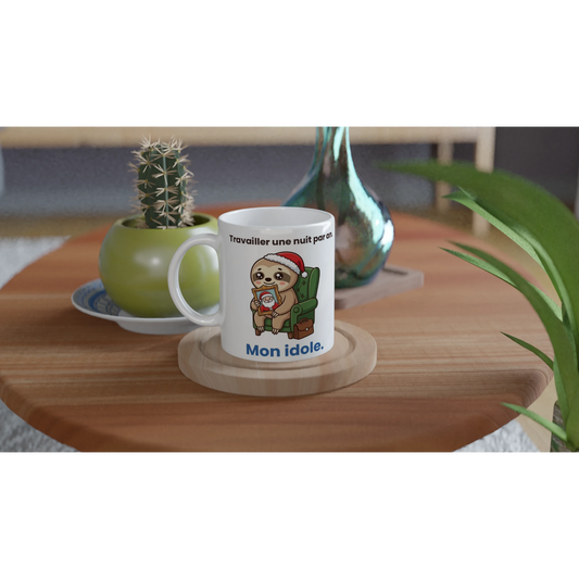 Tasse « Travailler une nuit par an. Mon idole. » – Molo le paresseux – mise en situation