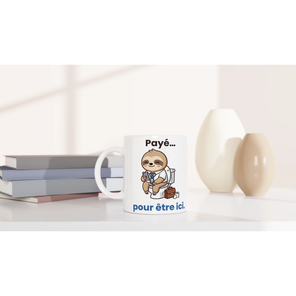 Tasse « Payé pour être ici » – Molo le paresseux – céramique 330 ml