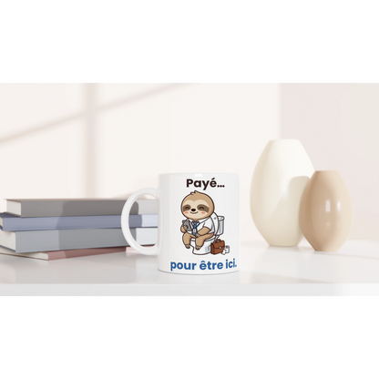 Tasse « Payé pour être ici » – Molo le paresseux – céramique 330 ml