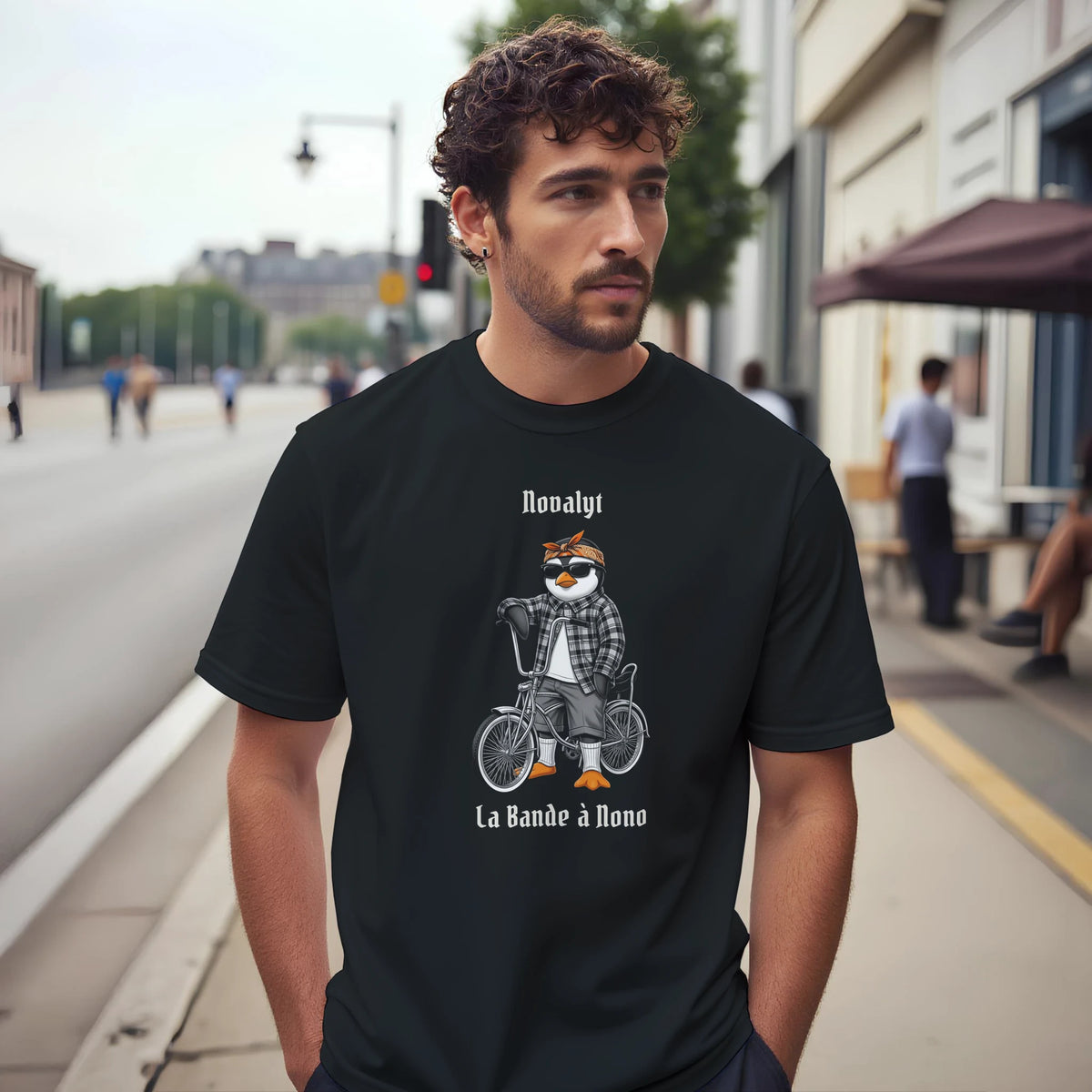 T-shirt noir NOVALYT avec Nono le pingouin en vélo lowrider – vue 5