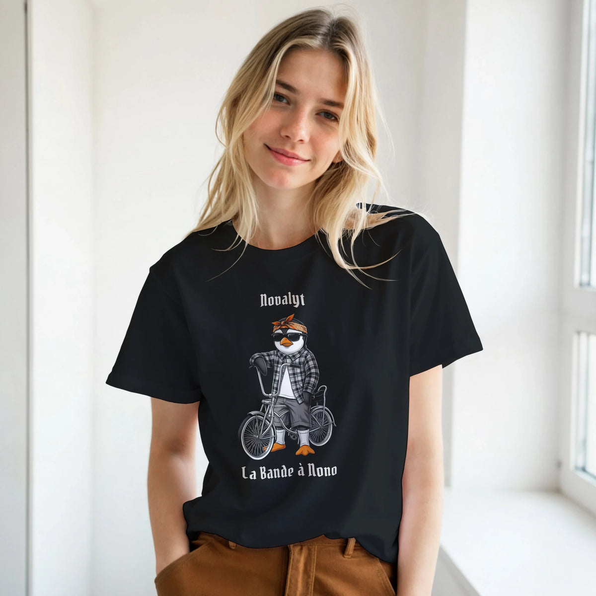T-shirt noir NOVALYT avec Nono le pingouin en vélo lowrider – vue 3