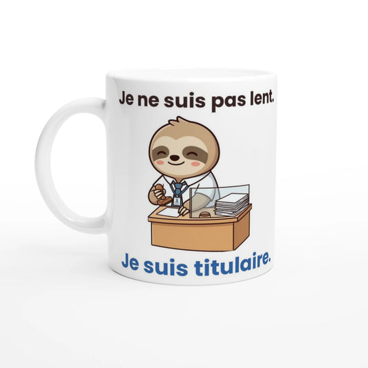 Tasse « Je ne suis pas lent. Je suis titulaire. » – Molo le paresseux – vue de face