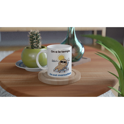 Tasse humour Marseille – Molo le paresseux en chaise longue au soleil