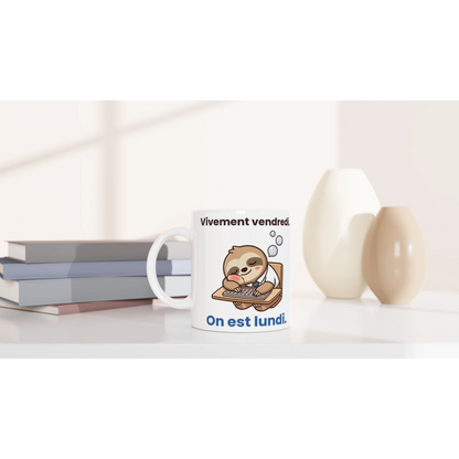 Tasse « Vivement vendredi. On est lundi. » – Molo le paresseux – mise en situation