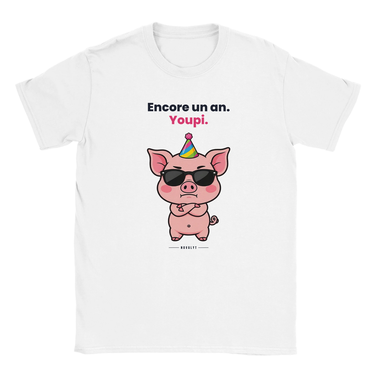 T-shirt blanc NOVALYT avec Jason le cochon, « Encore un an. Youpi. » – vue de face