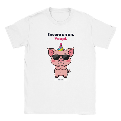 T-shirt blanc NOVALYT avec Jason le cochon, « Encore un an. Youpi. » – vue de face