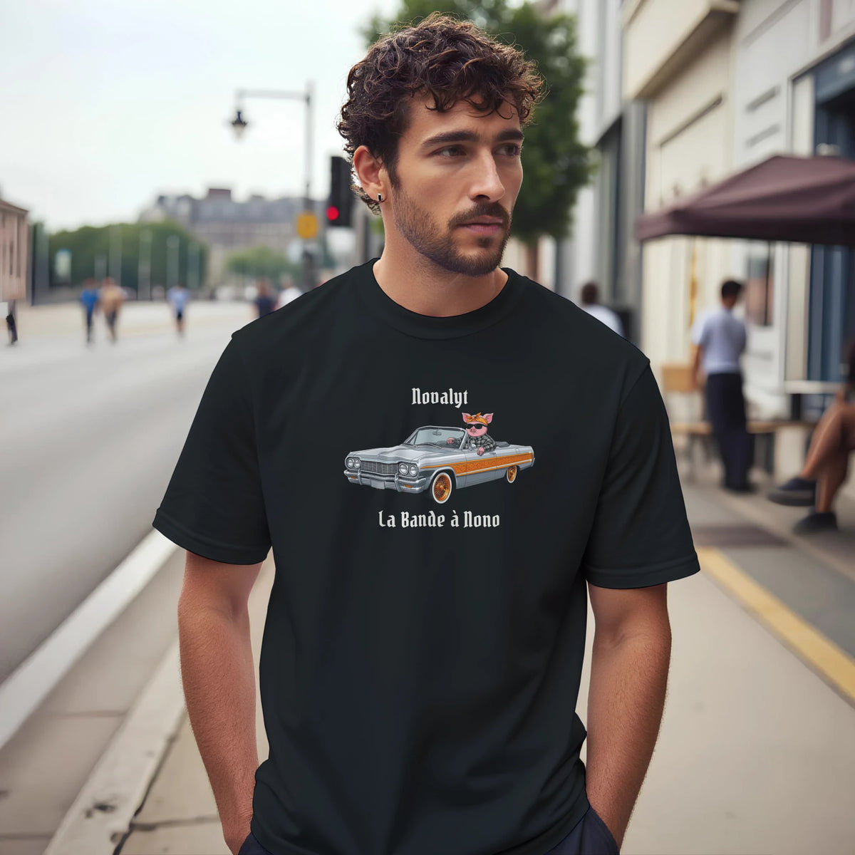 T-shirt noir NOVALYT avec Jason le cochon en voiture lowrider – vue 5