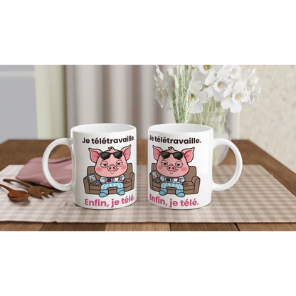 Tasse « Je télétravaille. Enfin, je télé. » – Jason le cochon – céramique 330 ml