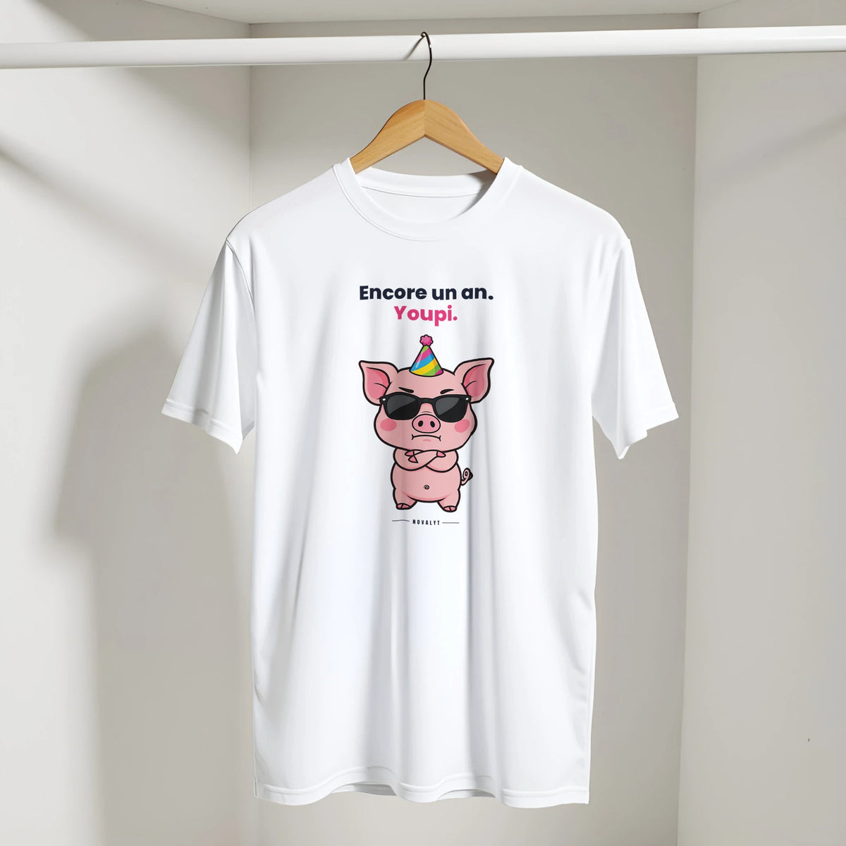 T-shirt NOVALYT avec Jason le cochon, « Encore un an. Youpi. » – vue 5