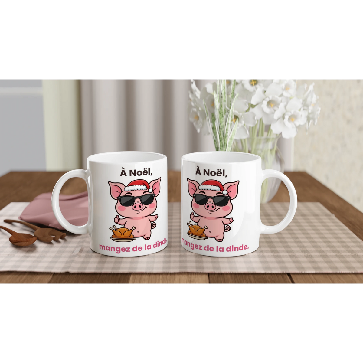 Tasse « À Noël, mangez de la dinde » – Jason le cochon – mise en situation