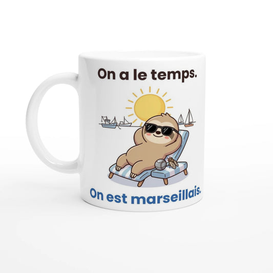 Tasse humour Marseille « On a le temps. On est marseillais. » – Molo le paresseux – vue de face