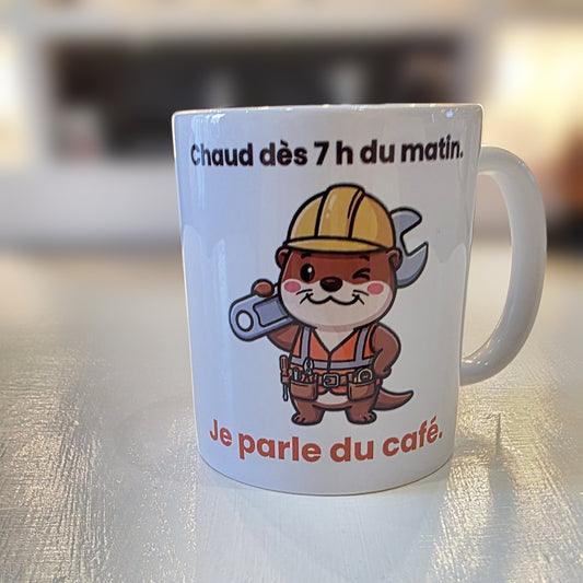 Tasse humour chantier « Chaud dès 7 h du matin. Je parle du café. » – Jojo la loutre – photo réelle