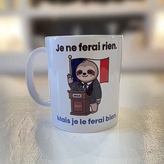Tasse humour Molo 2027 « Je ne ferai rien. Mais je le ferai bien. » – photo réelle